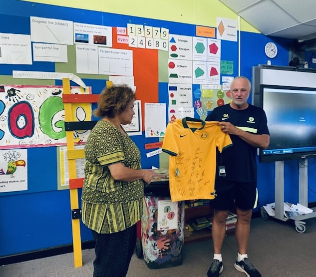 Graham Arnold presents Socceroos jersey to Ti Tree School